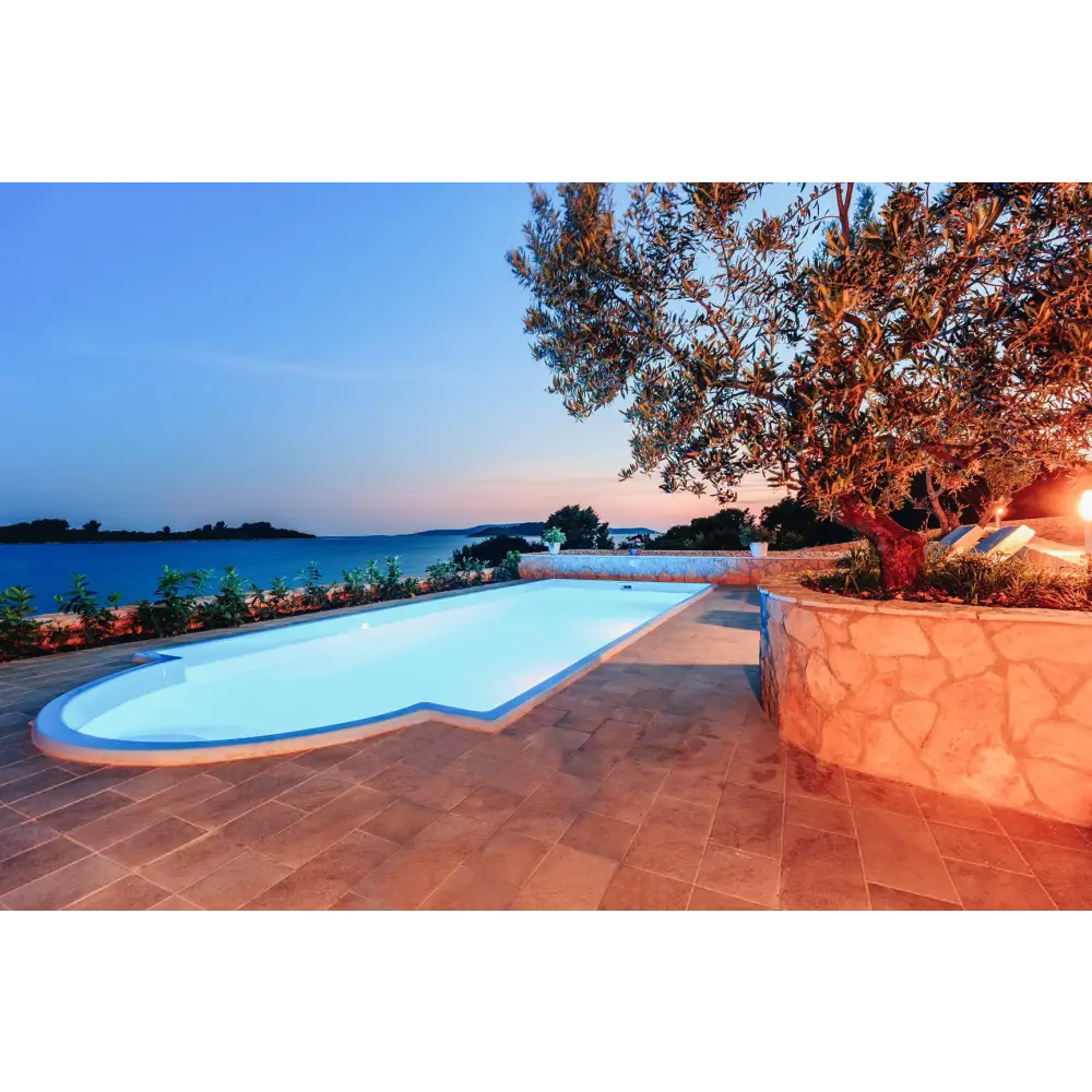 Sleek Glasfiberpool Haiti trädgårdspool med infinitykant och avrundad trappa