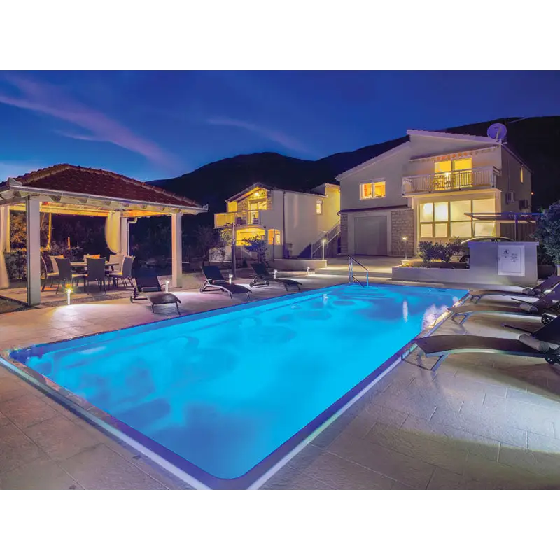 Glasfiberpool Jamaika 11,25m x 3,75m x 1,50m med blå yta och lounge