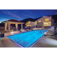 Glasfiberpool Jamaika med blåvatten och pooltak vid skymning