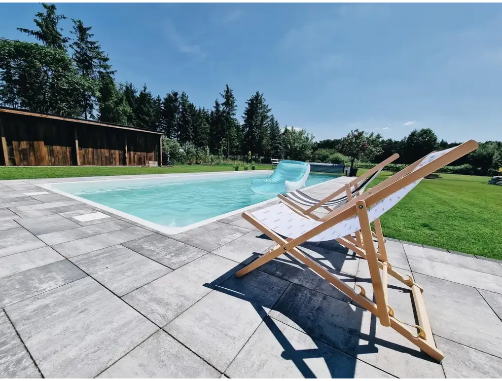 Träramad loungefåtölj med vit tygklädsel för glasfiberpool Jamaika 25x3 75x1 50m