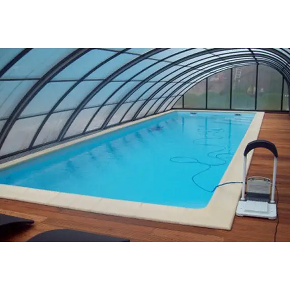 Glasfiberpool Jamaika blå inomhuspool med transparent pooltak och trädeck