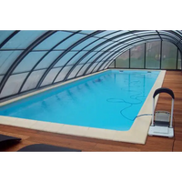 Glasfiberpool Jamaika blå inomhuspool med transparent pooltak och trädeck