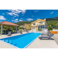 Glasfiberpool Jamaika 11,25m x 3,75m x 1,50m med blå pool och lounge