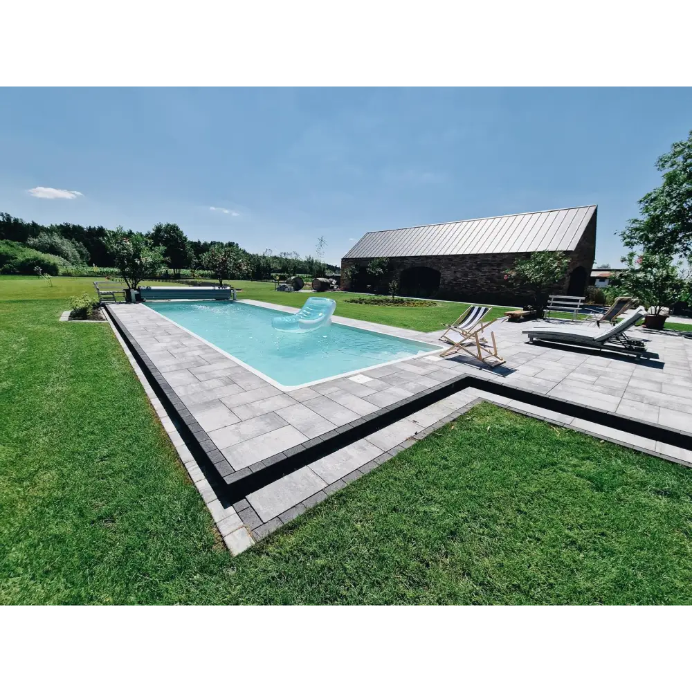 Glasfiberpool Jamaika med klar blåvatten och blå flytstol