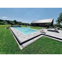 Glasfiberpool Jamaika med klar blåvatten och blå flytstol