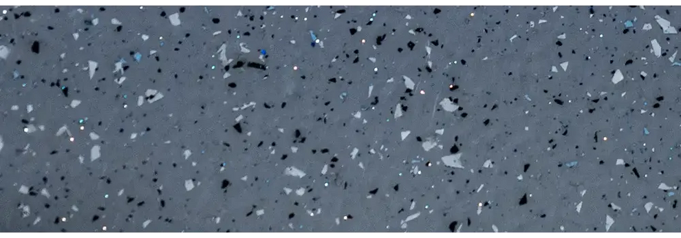 Grå terrazzo-yta med svarta, vita och blåa fläckar för Jamaika glasfiberpool 25x3 75x1 50m
