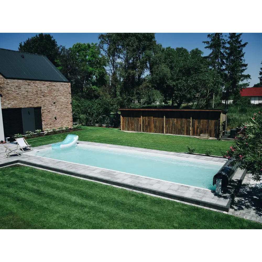 Glasfiberpool Jamaika med turkost vatten och grön kant