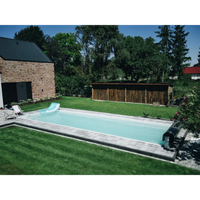 Glasfiberpool Jamaika med turkost vatten och grön kant