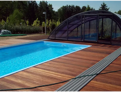 Rektangulär glasfiberpool Jamaika 25x3 75x1 50m med klart blått vatten, trädeck och valvformad glastäckning