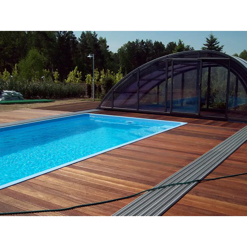 Glasfiberpool Jamaika med klarblått vatten, trädeck och bågad pooltak