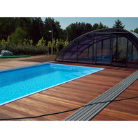 Glasfiberpool Jamaika med klarblått vatten, trädeck och bågad pooltak