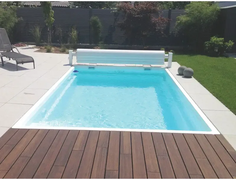 Glasfiberpool Mini Victoria med klart turkost vatten och integrerat automatiskt lock