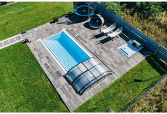 Glasfiberpool Papeete med elegant pooltak och klarblått vatten