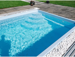 Modern glasfiberpool Papeete med pooltak, rektangulär med klart blått vatten och vita stenar