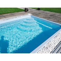 Modern Glasfiberpool Papeete 700 med klarblått vatten och vita stenar