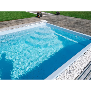 Modern Glasfiberpool Papeete 700 med klarblått vatten och vita stenar