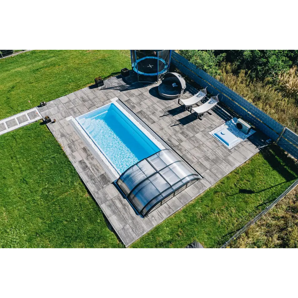 Glasfiberpool Papeete 700 med klart blått vatten och pooltak, 7x3,5x1,5m