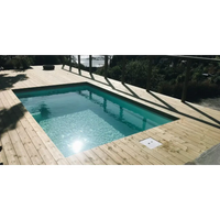 Glasfiberpool Saba 500 med turkost vatten och trädäck