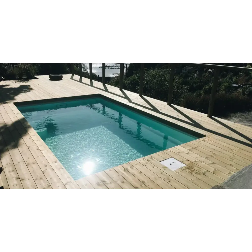 Glasfiberpool Saba 500 med turkost vatten och trädäck