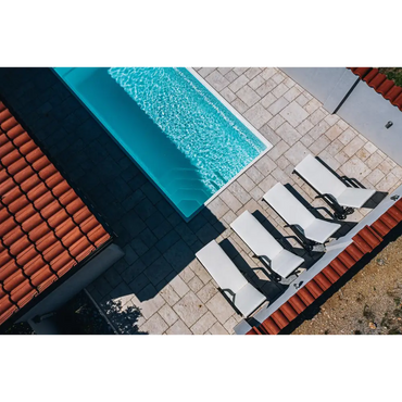 Rektangulär turkos glasfiberpool Saba med bekväm trappa och patio