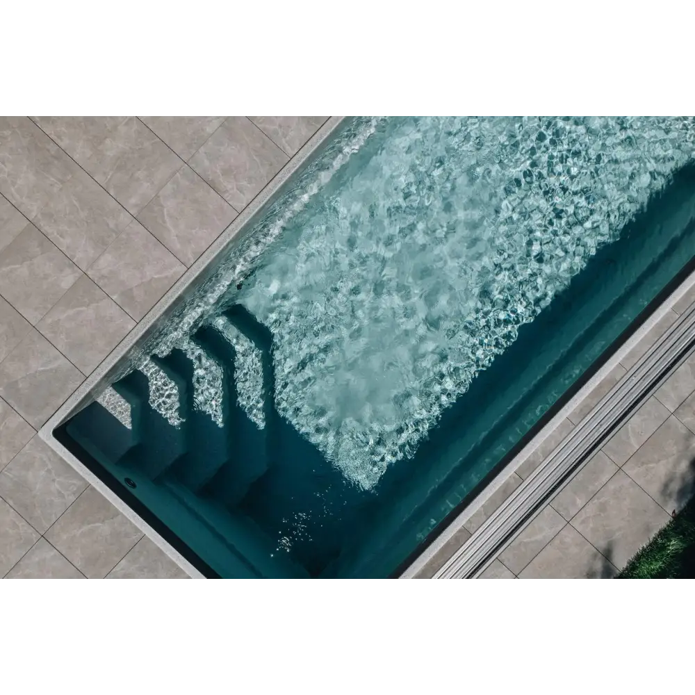 Glasfiberpool Saba 600 med klar turkost vatten och bekväm trappa