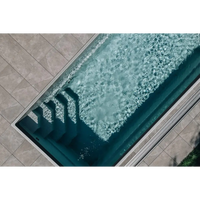 Glasfiberpool Saba 600 med klar turkost vatten och bekväm trappa