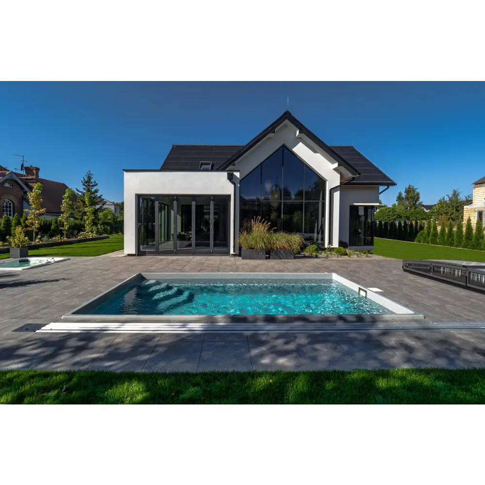 Modern glasfiberpool Saba med klar turkost vatten och bekväm trappa