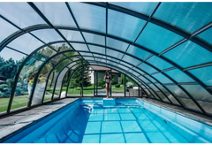 Blå glasfiberpool Trinidad med inbyggt poolöverdrag och transparent tak