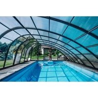 Blå inomhuspool med valvformad transparent tak och svart ramning, Glasfiberpool Trinidad 9,70m x 3,70m x 1,60m