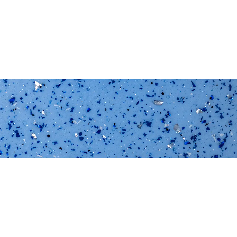 Blå fläckig yta med glas- och metallbitar i Glasfiberpool Trinidad pool