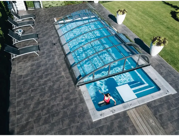 Glasfiberpool Trinidad med blå kakel och inbyggt poolöverdrag