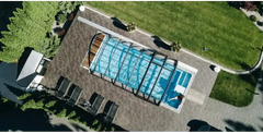 Glasfiberpool Trinidad med blå kakel, glastak och inbyggt poolöverdrag