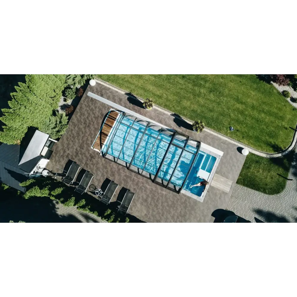 Blå kaklad pool med glastak och svart ram, Glasfiberpool Trinidad 9,70m x 3,70m x 1,60m