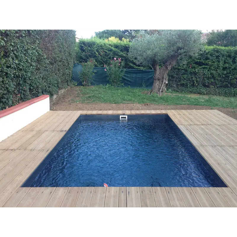 Glasfiberpool Victoria rektangulär pool med blåvatten och trädeck