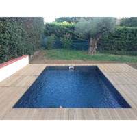 Glasfiberpool Victoria rektangulär pool med blåvatten och trädeck