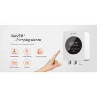 Vit I-Saver+ väggmonterad poolvarmvattenberedare med svart pekskärm och röranslutningar