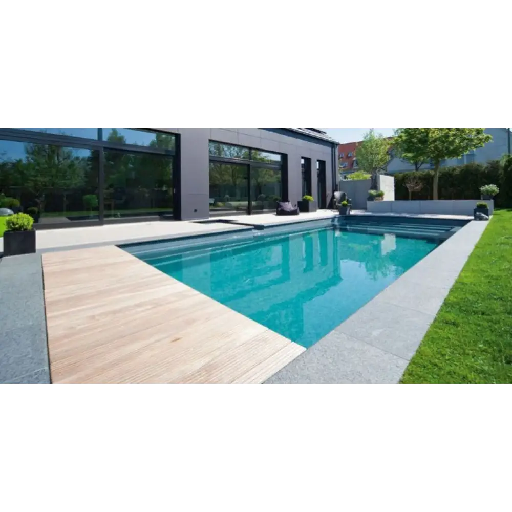 Modern rektangulär pool Natura Kiruna paket med turkost vatten och trädeck