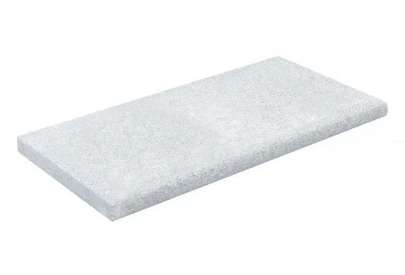 Ljusgrå rektangulär stenplatta med texturerad, fläckig yta i Natura Kiruna Paket