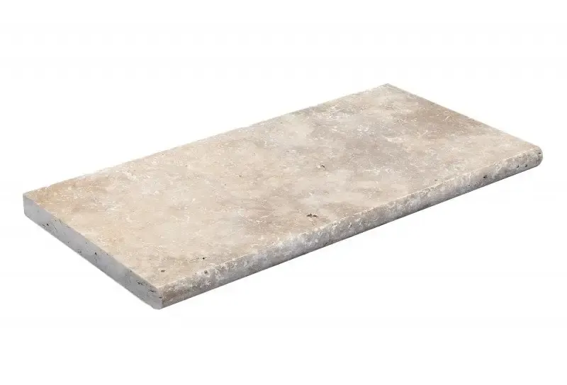 Beige naturstenplatta i Natura Kiruna paket med klarblått poolvatten