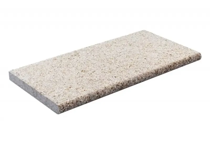 Beige fläckig granitplatta i Natura Kiruna Paket med klarblått poolvatten