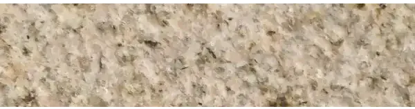 Beige granitbänkskiva med fläckig textur i Natura Kiruna Paket