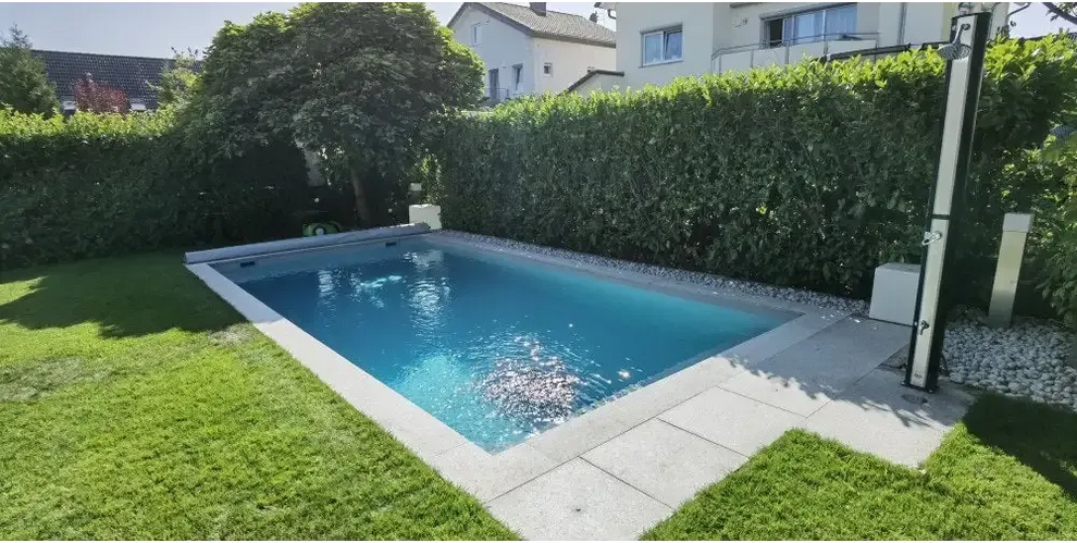 Natura Modena paket med rektangulär pool och klart blått vatten