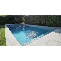 Rektangulär pool med klart blått vatten i Natura Modena paket