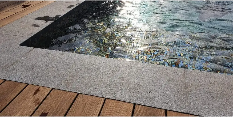 Natura Modena paket med rektangulär pool och grå stenkanter
