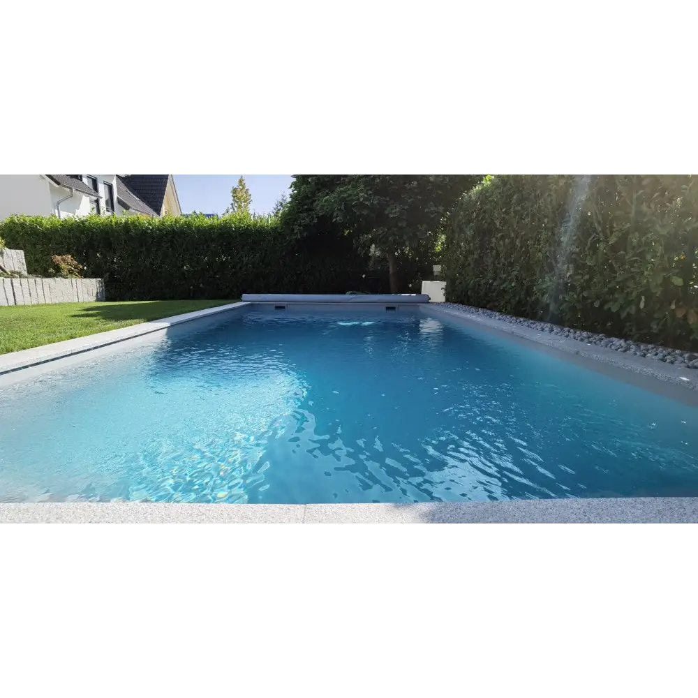 Rektangulär pool med klart blått vatten i Natura Modena paket