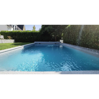 Rektangulär pool med klart blått vatten i Natura Modena paket