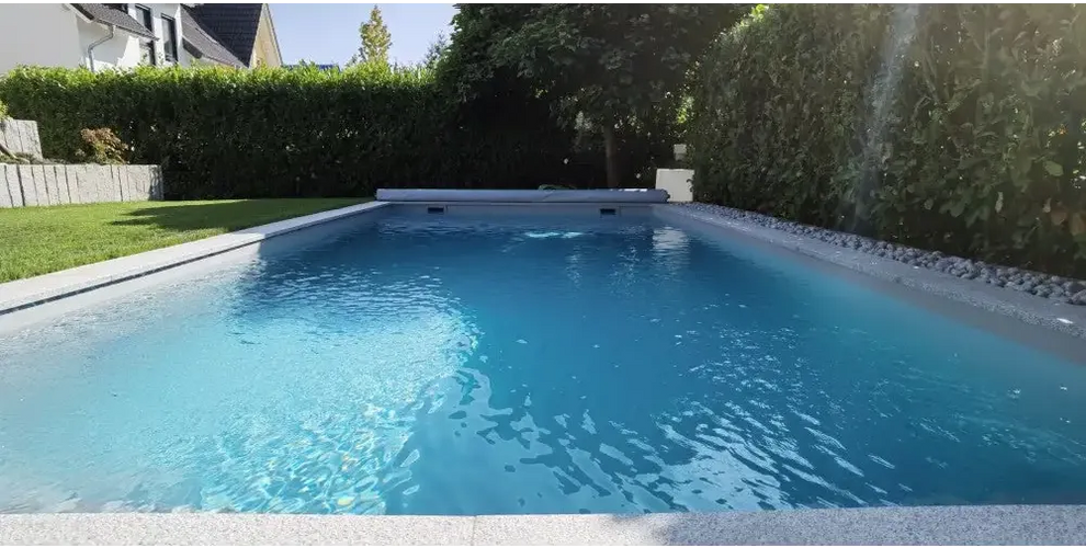 Natura Modena paket med rektangulär pool och klart blått vatten