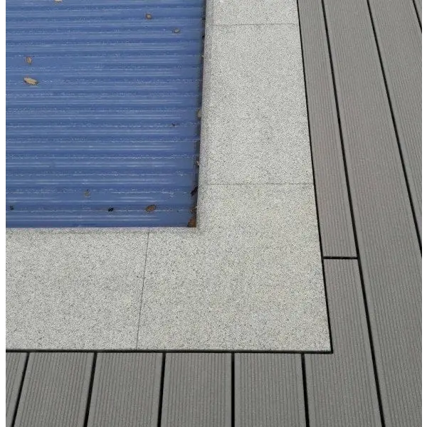 Grå texturerade komposittrallor med blå ribbad panel i Natura Napoli paket