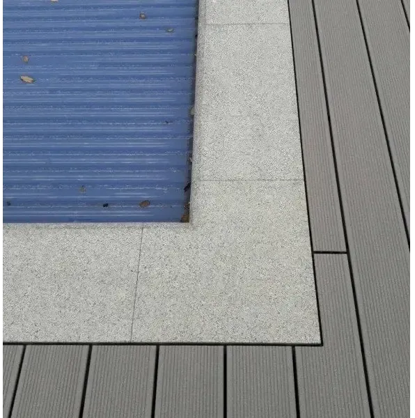 Grå texturerade kompositdäckplankor med blå ribbad panel i Natura Napoli paket