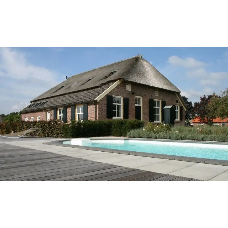 Traditionellt tegelhus med halm- och svarta fönsterluckor i Natura Napoli Paket